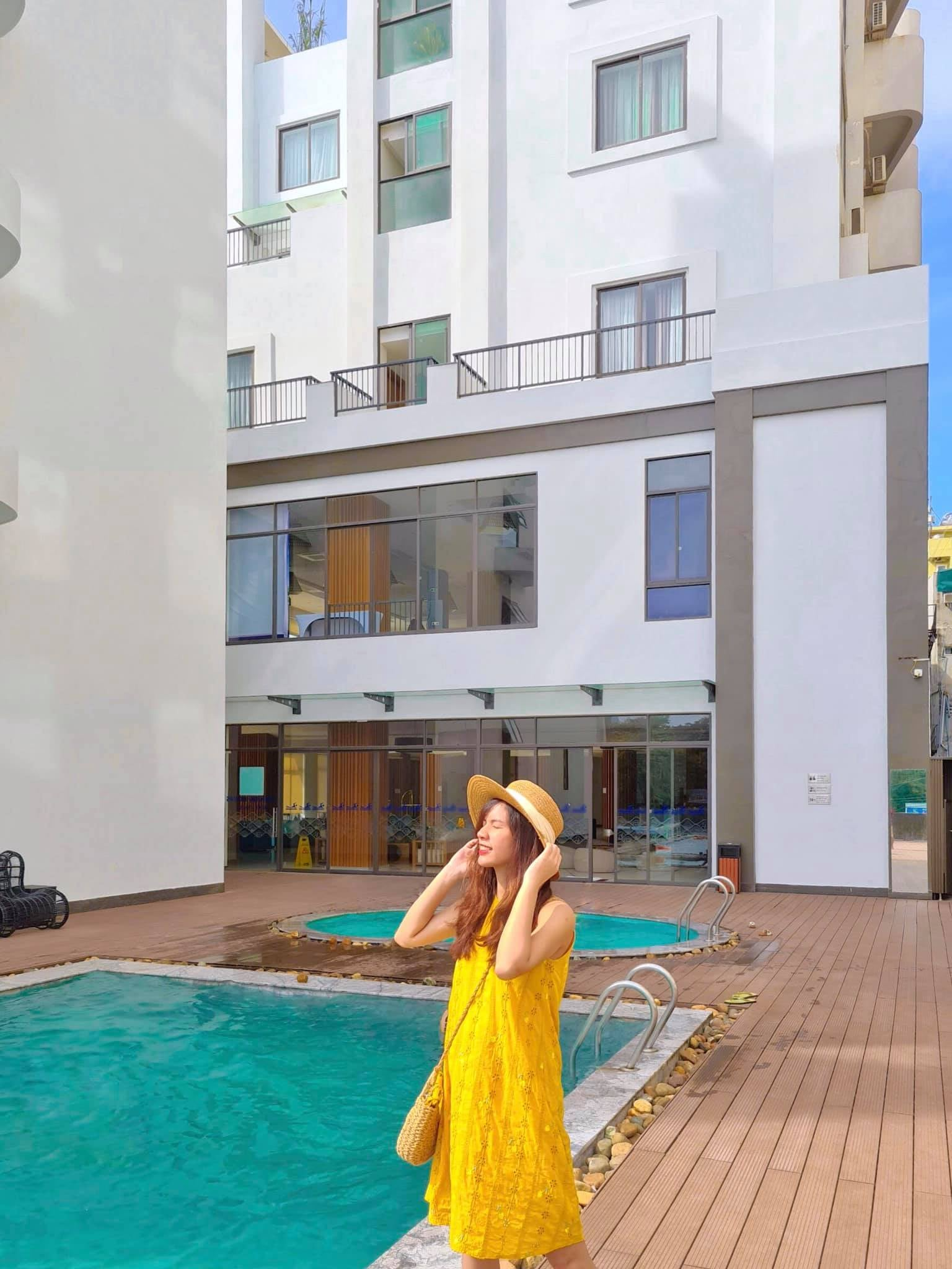 Bể bơi Dragon Sea Hotel