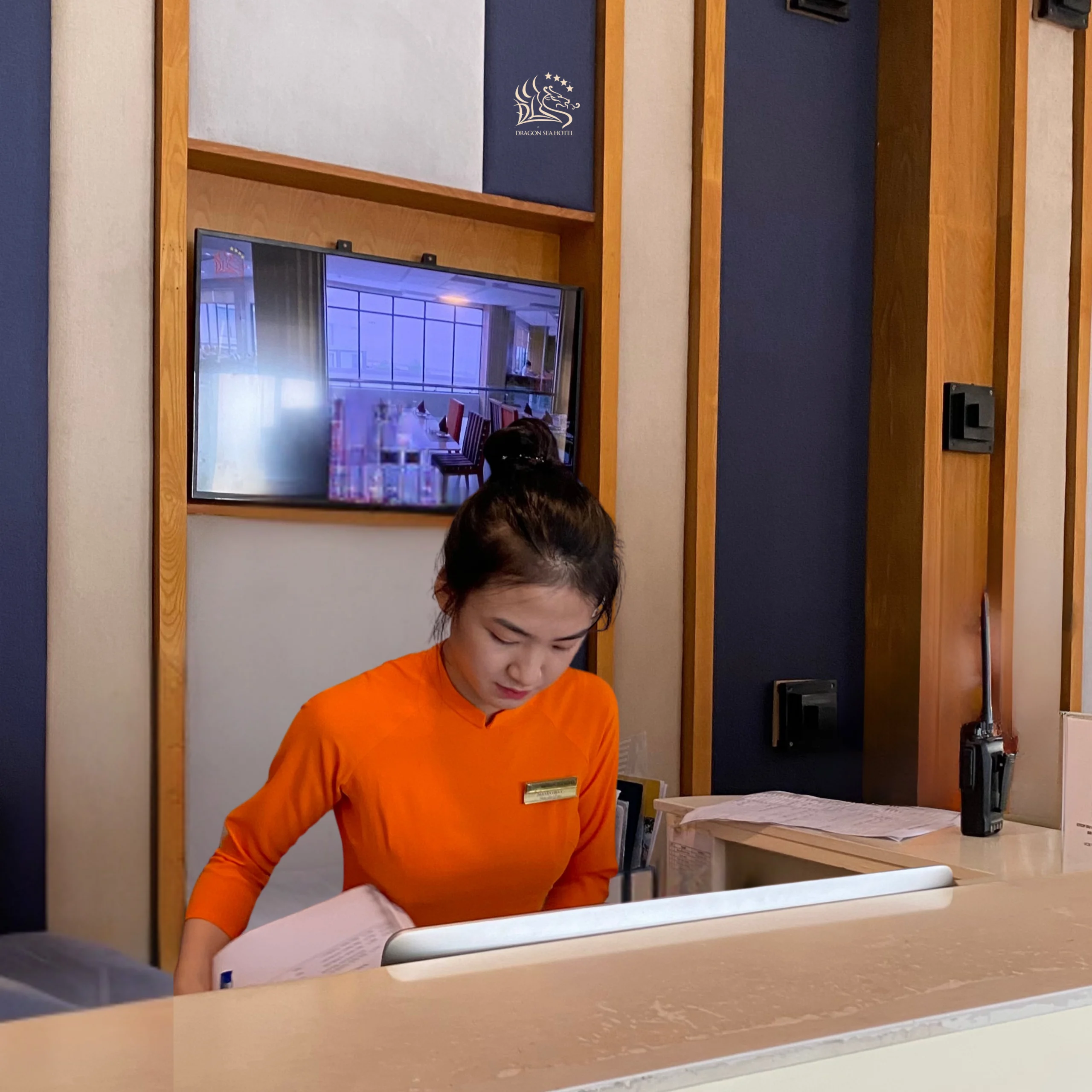 Lễ tân khách sạn – Nụ cười đầu tiên chào bạn tại Dragon Sea Hotel