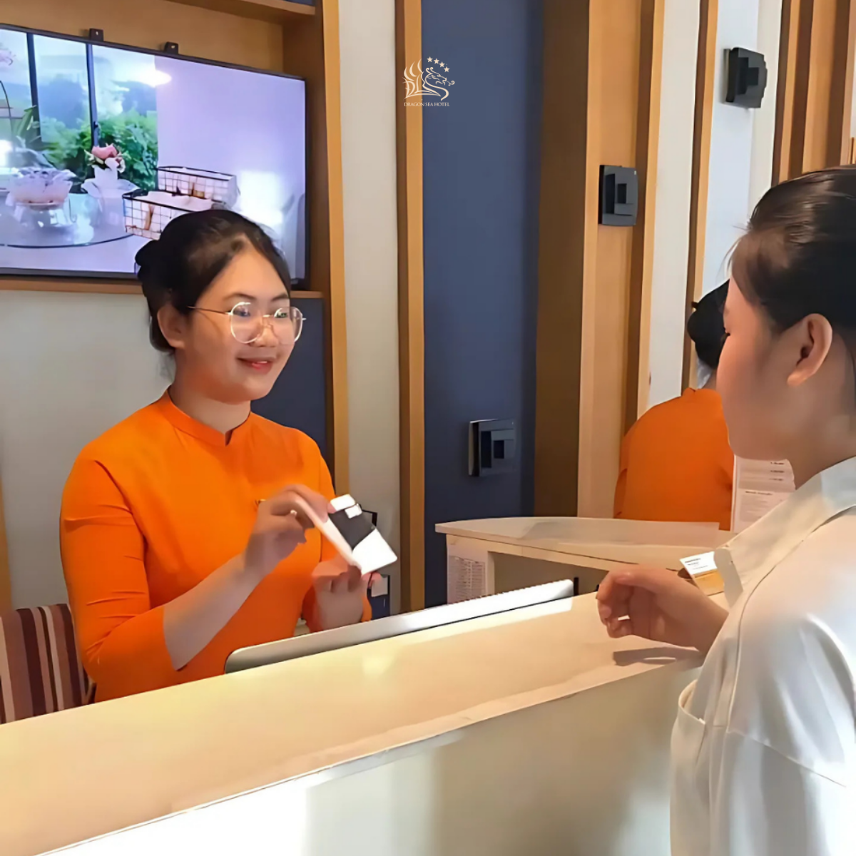 Lễ tân khách sạn – Nụ cười đầu tiên chào bạn tại Dragon Sea Hotel